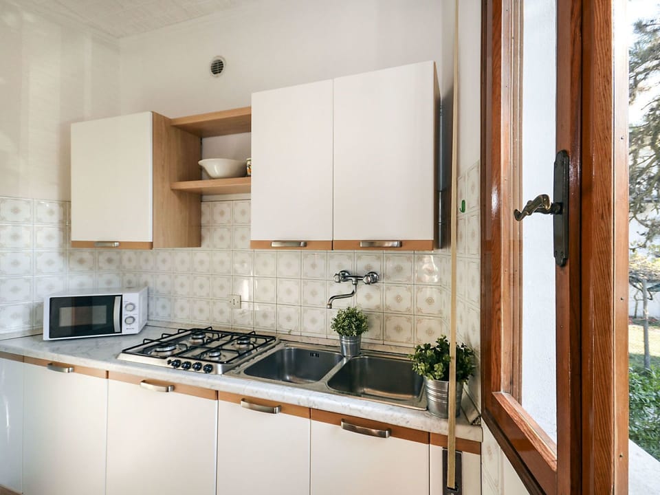 Countertop, Room, Property, Kitchen, Furniture, Tile, Cabinetry, Floor, Interior Design, Building