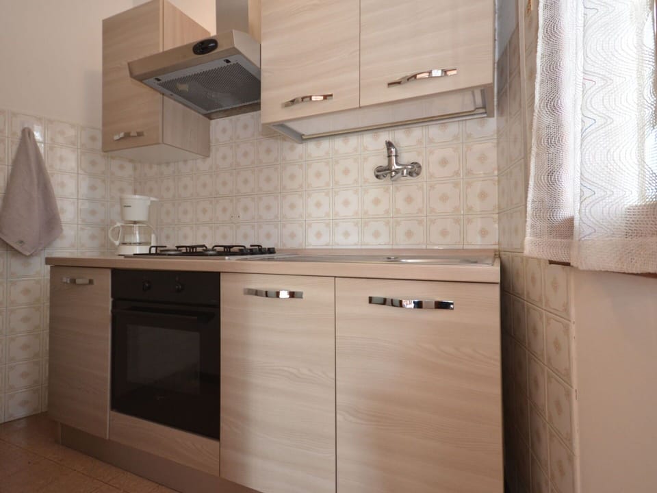 Cabinetry, Countertop, Property, Kitchen, Wood, Building, Kitchen Stove, Interior Design, Kitchen Appliance, Flooring