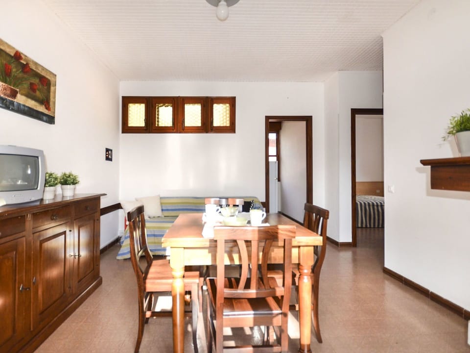 Room, Property, Furniture, Building, Interior Design, House, Ceiling, Real Estate, Floor, Table