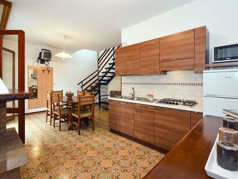 Property, Countertop, Room, Furniture, Kitchen, Interior Design, Floor, Building, House, Cabinetry