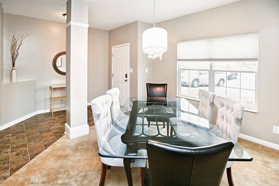 【2nd dining area】Sits 6, great natural light during the day.