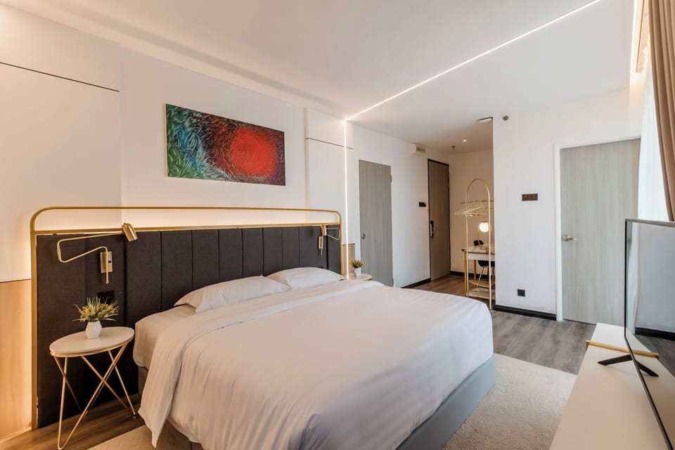 Deluxe Room | Premium bedding, in-room safe, desk, laptop workspace