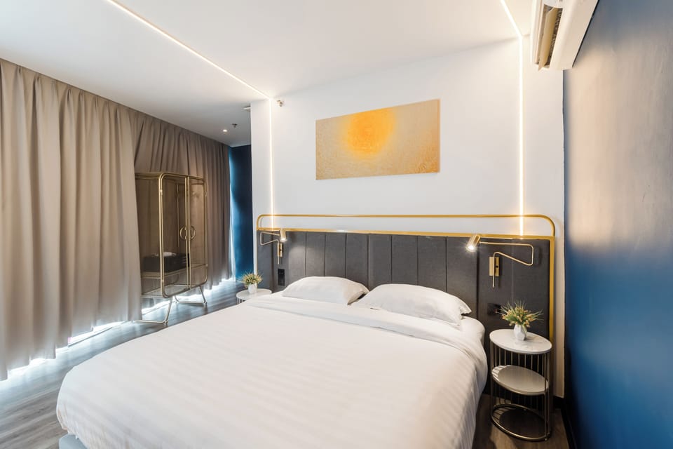 Comfort Room | Premium bedding, in-room safe, desk, laptop workspace