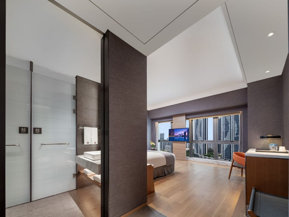 Deluxe Double Room, Non Smoking | In-room safe, desk, blackout drapes, soundproofing