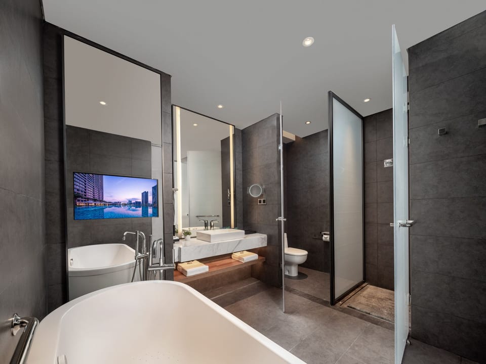 Suite, 1 Bedroom, Non Smoking, City View | Bathroom | Free toiletries, hair dryer, bathrobes, slippers