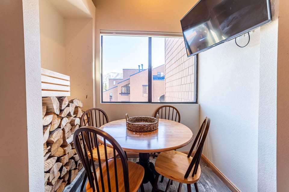 Dining area/Breakfast nook with seating for 4.