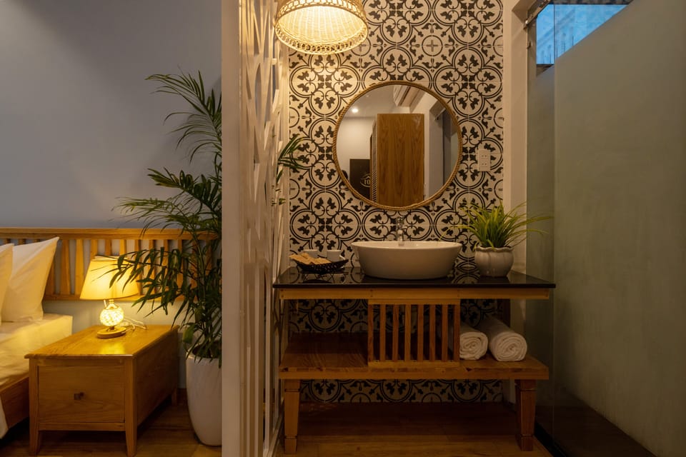 Design Quadruple Room | Bathroom | Shower, rainfall showerhead, free toiletries, hair dryer