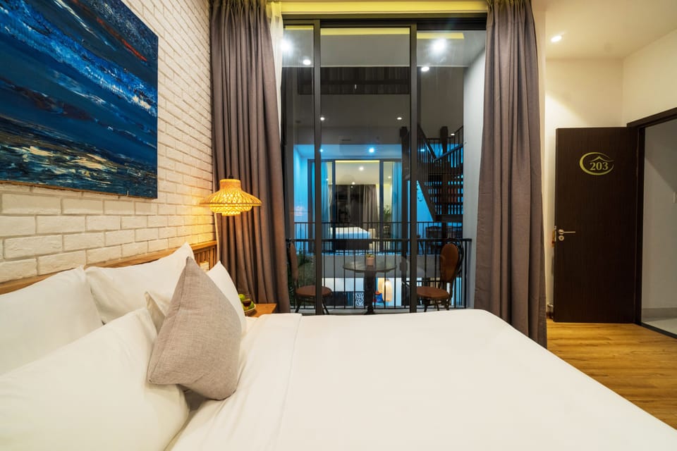 Deluxe Room | Minibar, in-room safe, desk, blackout drapes