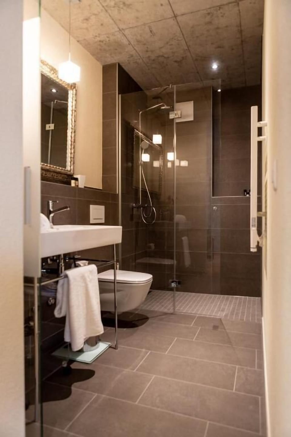Shower, rainfall showerhead, free toiletries, hair dryer