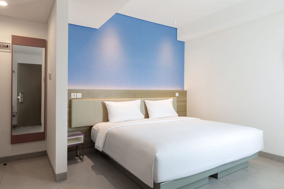 Desk, soundproofing, WiFi (free), bed sheets