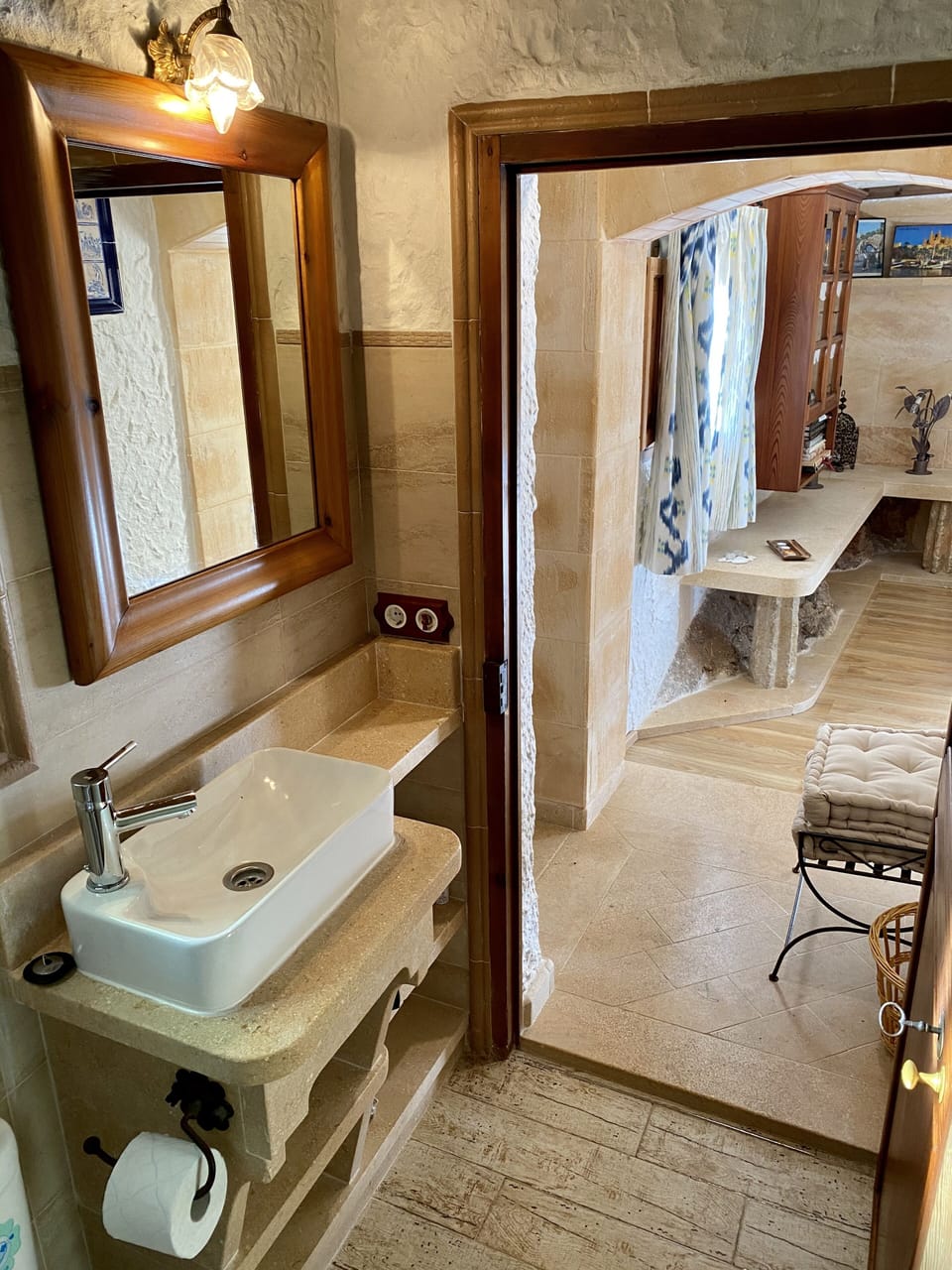Deluxe Double Room | Bathroom | Shower, rainfall showerhead, hair dryer, towels