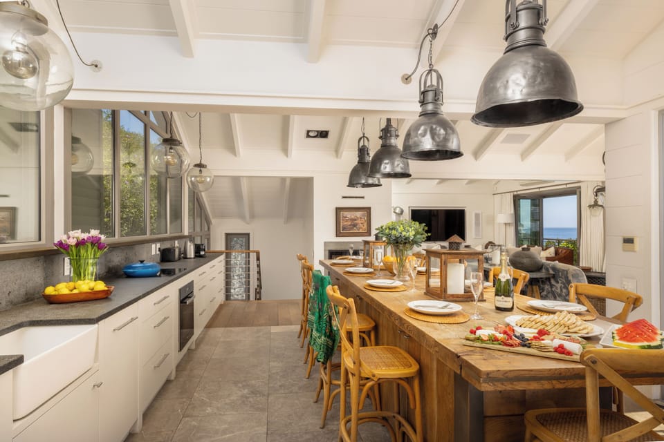 Luxury House, 4 Bedrooms | Private kitchen | Full-size fridge, microwave, oven, stovetop