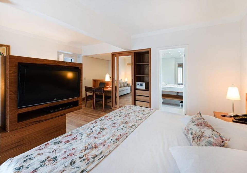 Superior Studio Suite, 1 Queen Bed (Studio) | In-room safe, desk, laptop workspace, blackout drapes