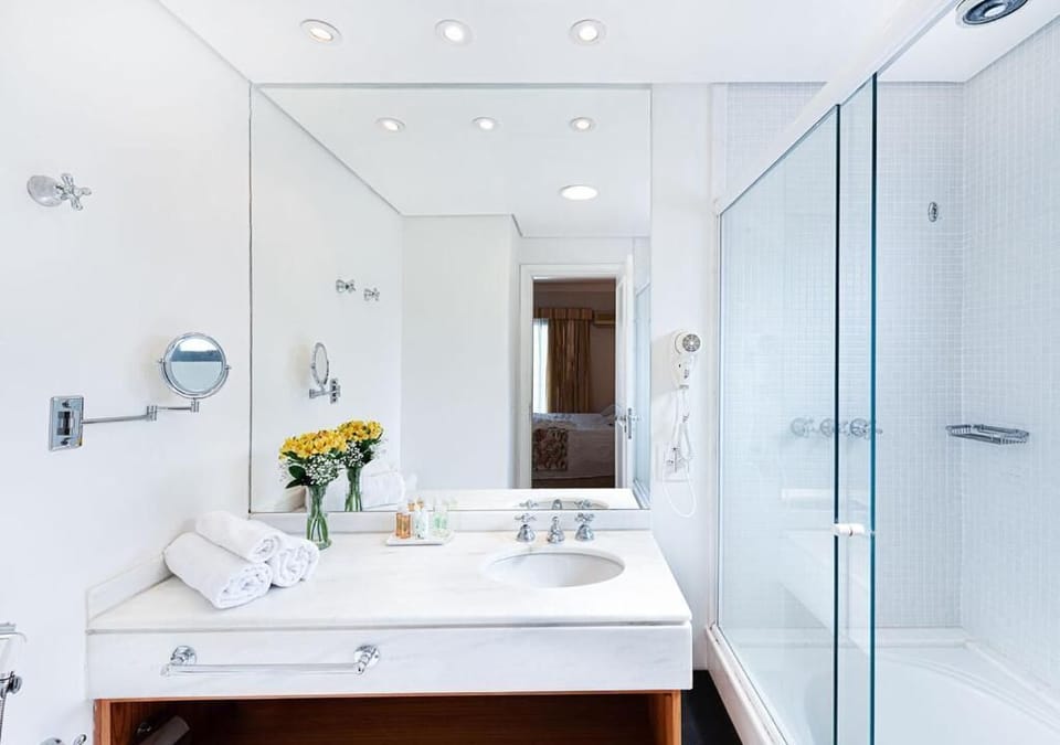 Superior Studio Suite, 1 Queen Bed (Studio) | Bathroom | Hair dryer, towels, soap, shampoo