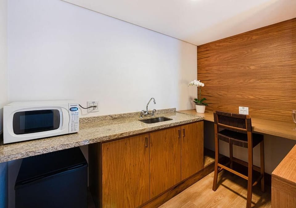 Superior Studio Suite, 1 Queen Bed (Studio) | Private kitchen | Mini-fridge