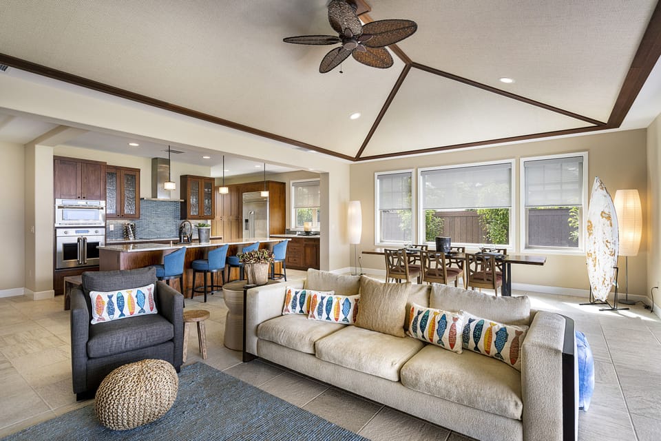 Open floor plan of this Holua Kai Kona condo rental, with the dining area and living area combined.
