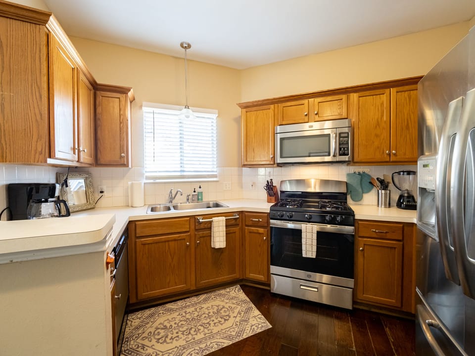 Kitchen with all appliances