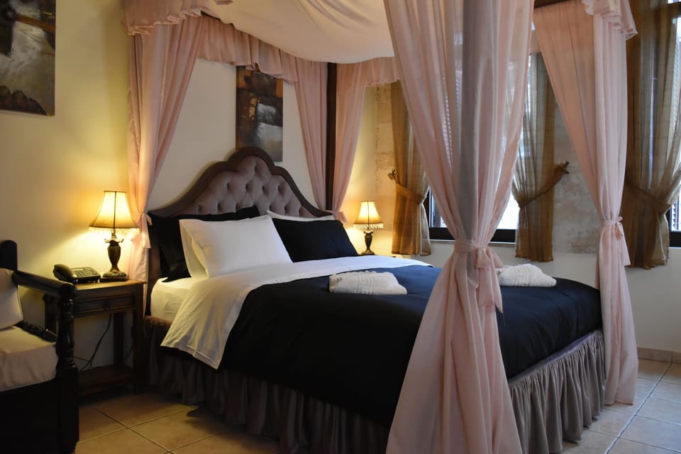 Double Room, 1 Queen Bed | Minibar, desk, laptop workspace, WiFi (free)