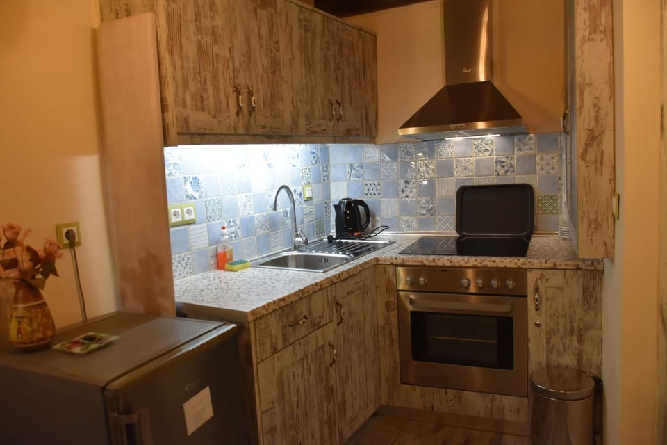 Deluxe Apartment | Private kitchen | Electric kettle