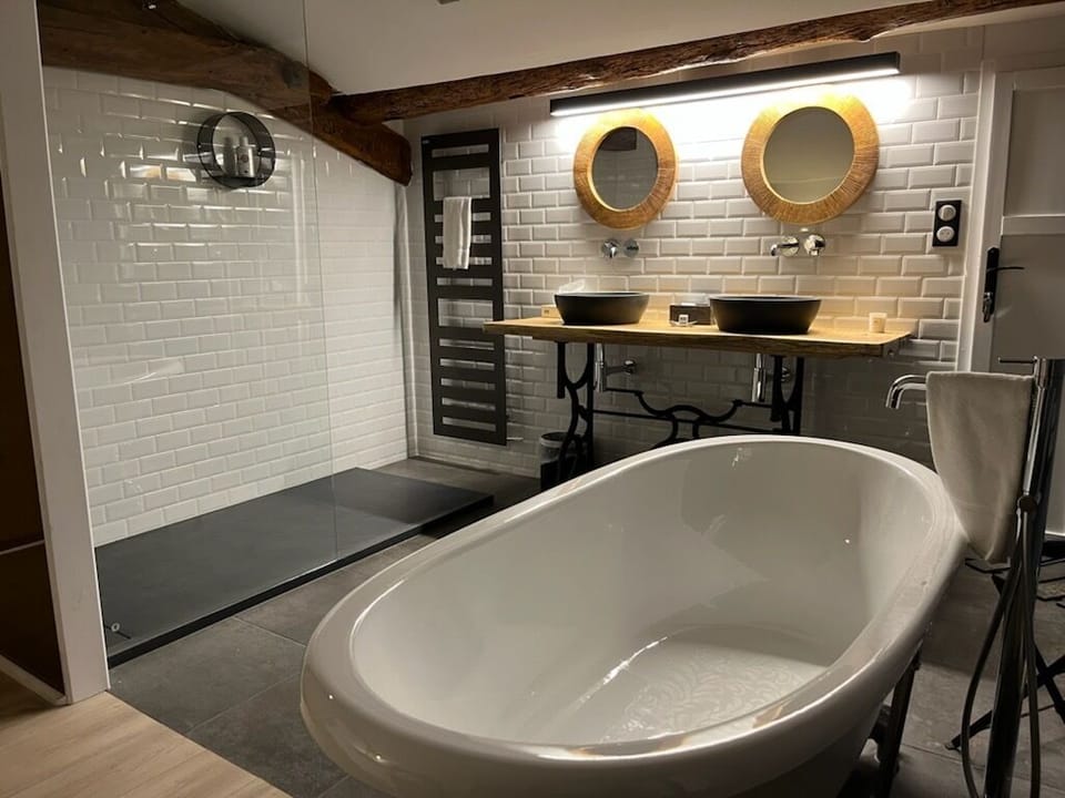 Deluxe Apartment, Ensuite, City View (Le loft des consuls) | Bathroom