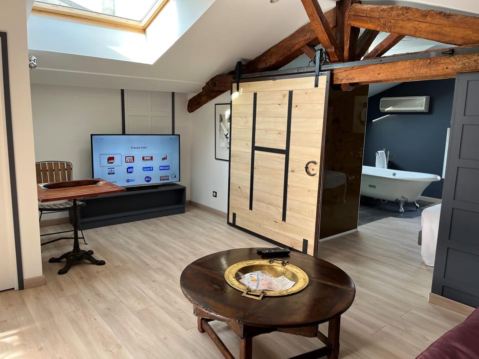 Deluxe Apartment, Ensuite, City View (Le loft des consuls) | Lounge