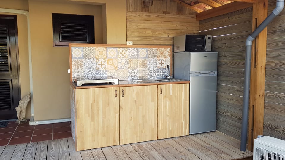 Deluxe Room, Non Smoking | Private kitchen | Full-size fridge, microwave, stovetop, coffee/tea maker