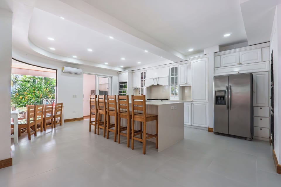 Kitchen - seating for 9