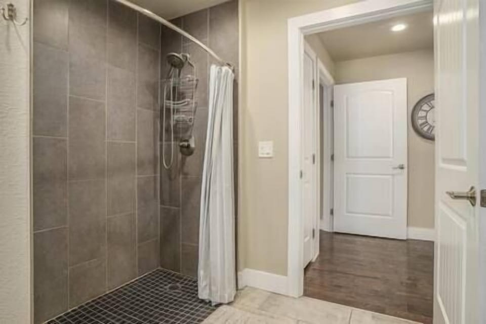 Bathroom 1 (1)