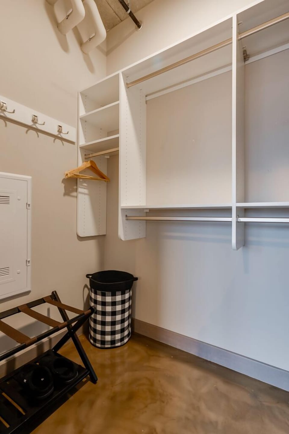 Large kitchen with luggage rack and storage!