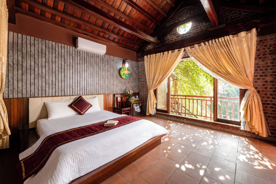 Deluxe Room, 1 Queen Bed, Garden View | Living area