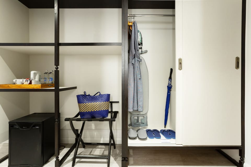 Premier Room | Minibar, in-room safe, blackout drapes, iron/ironing board