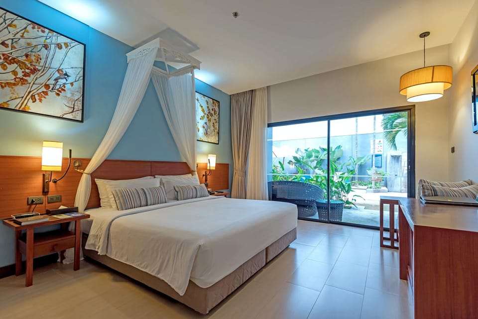 Premier Room (Pool Access) | Minibar, in-room safe, blackout drapes, iron/ironing board