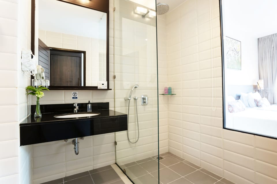 Deluxe Room | Bathroom | Free toiletries, hair dryer, slippers, towels
