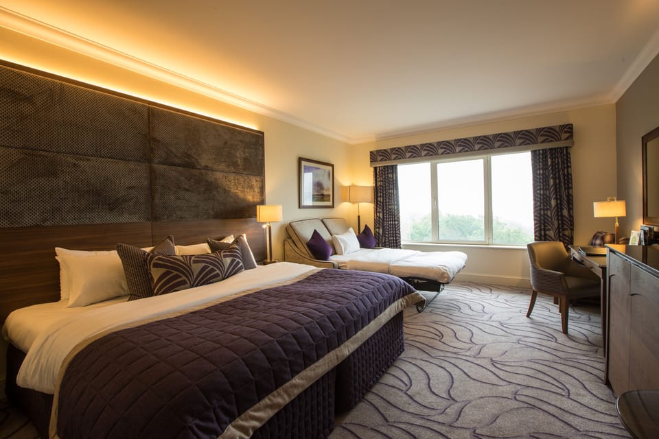 Deluxe Room, 1 King Bed | Premium bedding, minibar, in-room safe, desk