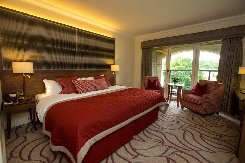 Deluxe Room, 1 King Bed, Balcony | Premium bedding, minibar, in-room safe, desk