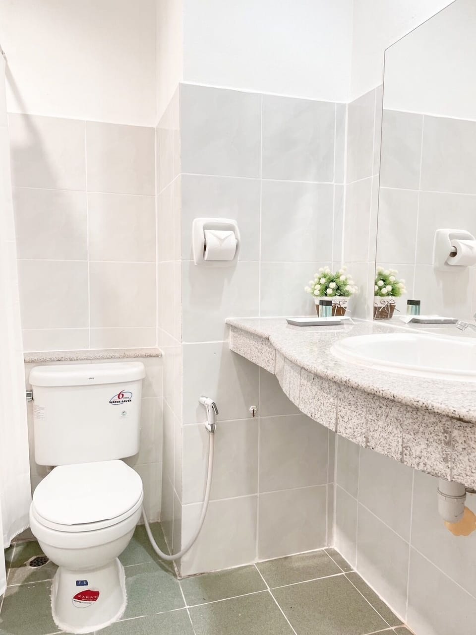 Combined shower/tub, free toiletries, hair dryer, slippers