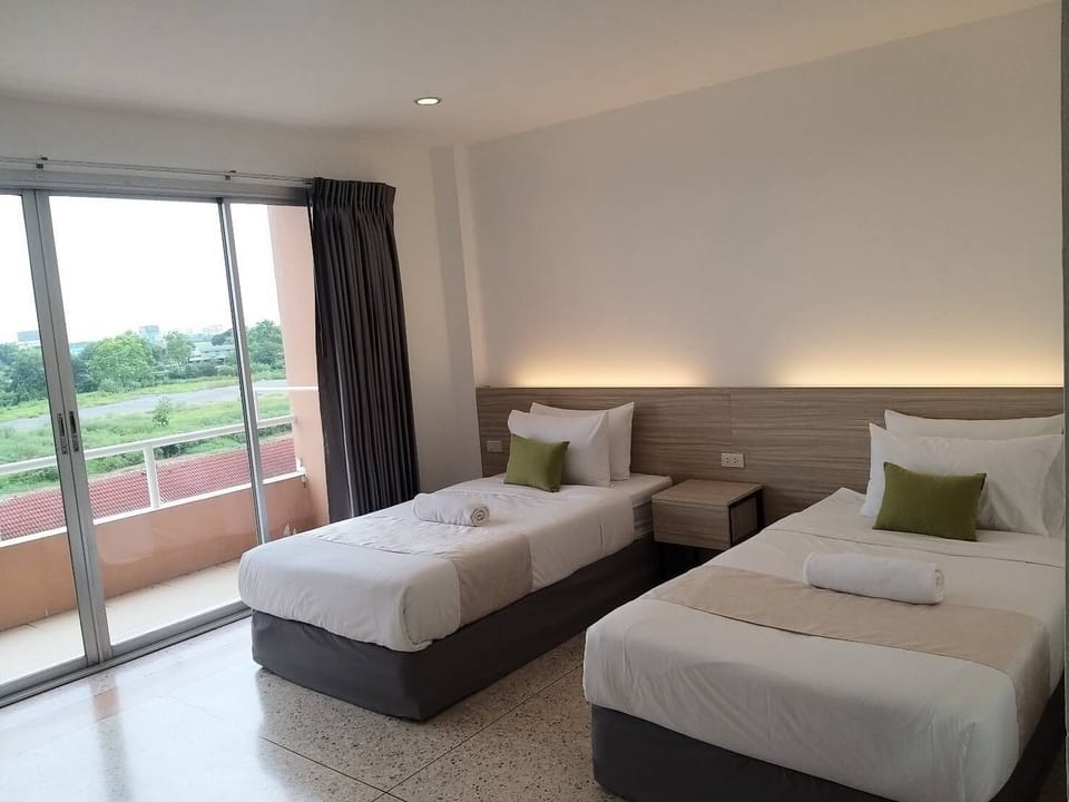 Standard Twin Room | In-room safe, desk, soundproofing, free WiFi