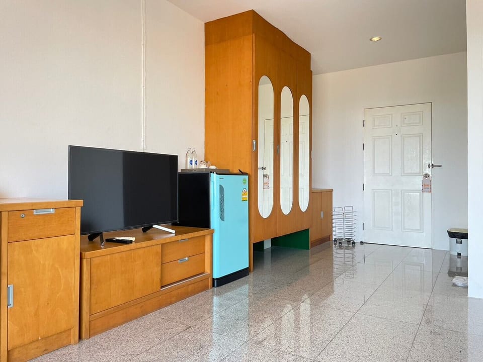 In-room safe, desk, soundproofing, free WiFi