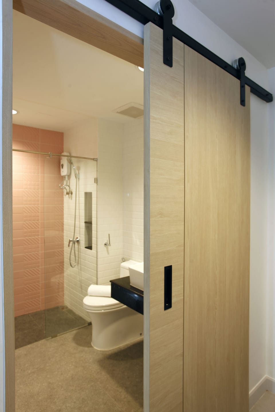 King Room with Balcony | Bathroom | Shower, free toiletries, hair dryer, towels