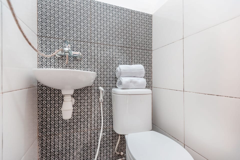 Standard Double Room | Bathroom | Shower, towels