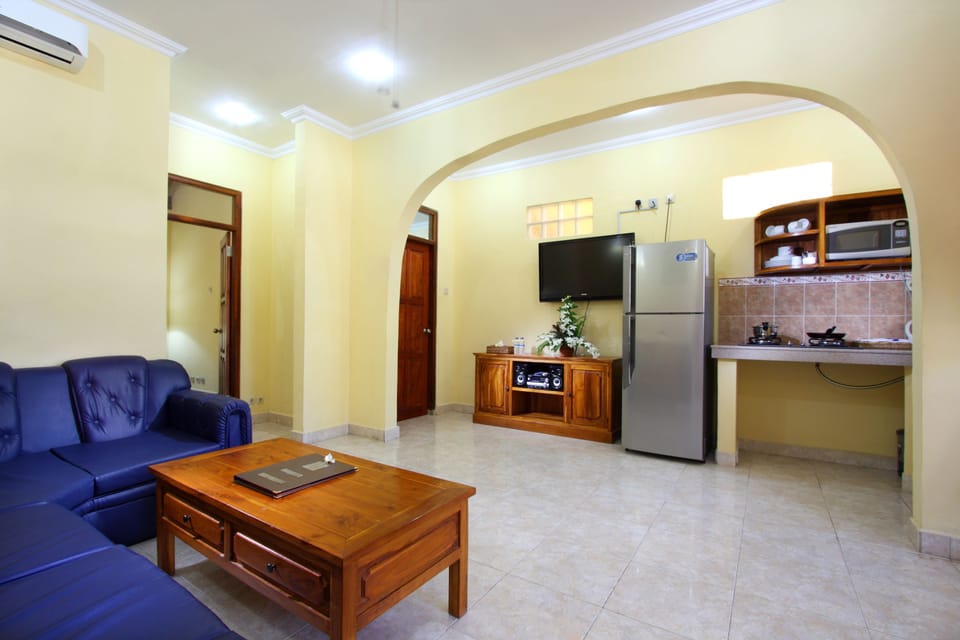 Apartment, 2 Bedrooms | Living room | TV, DVD player