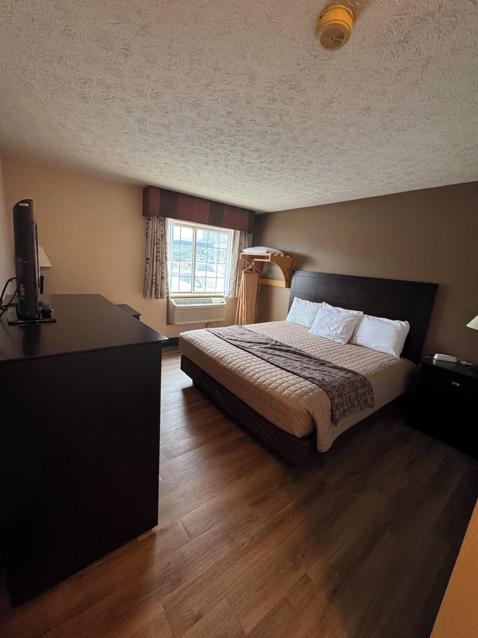 Standard Room, 1 King Bed, Non Smoking | Desk, blackout drapes, free cribs/infant beds, free WiFi