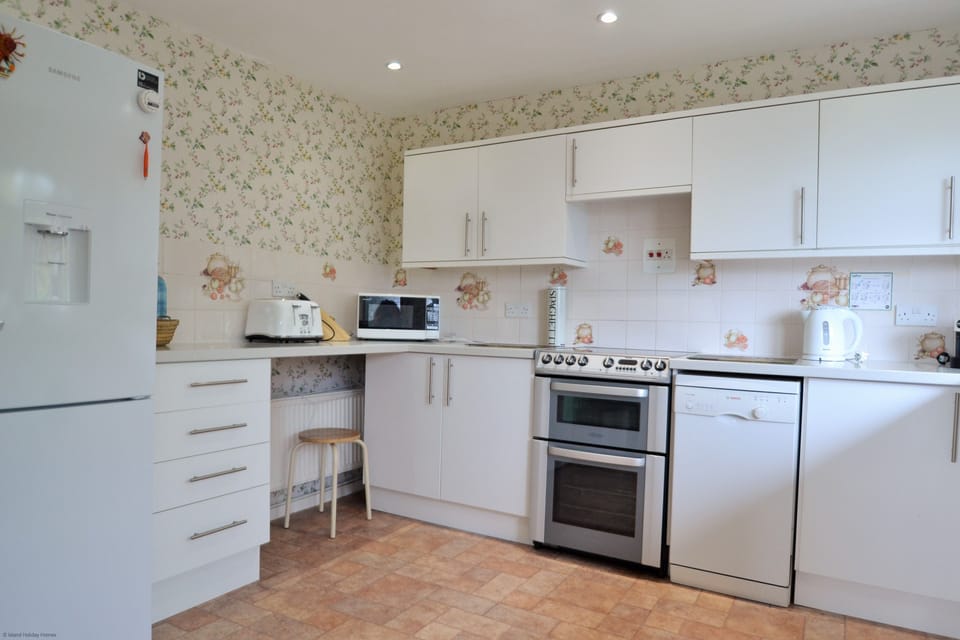 Cottage | Private kitchen | Oven, stovetop, dishwasher, highchair