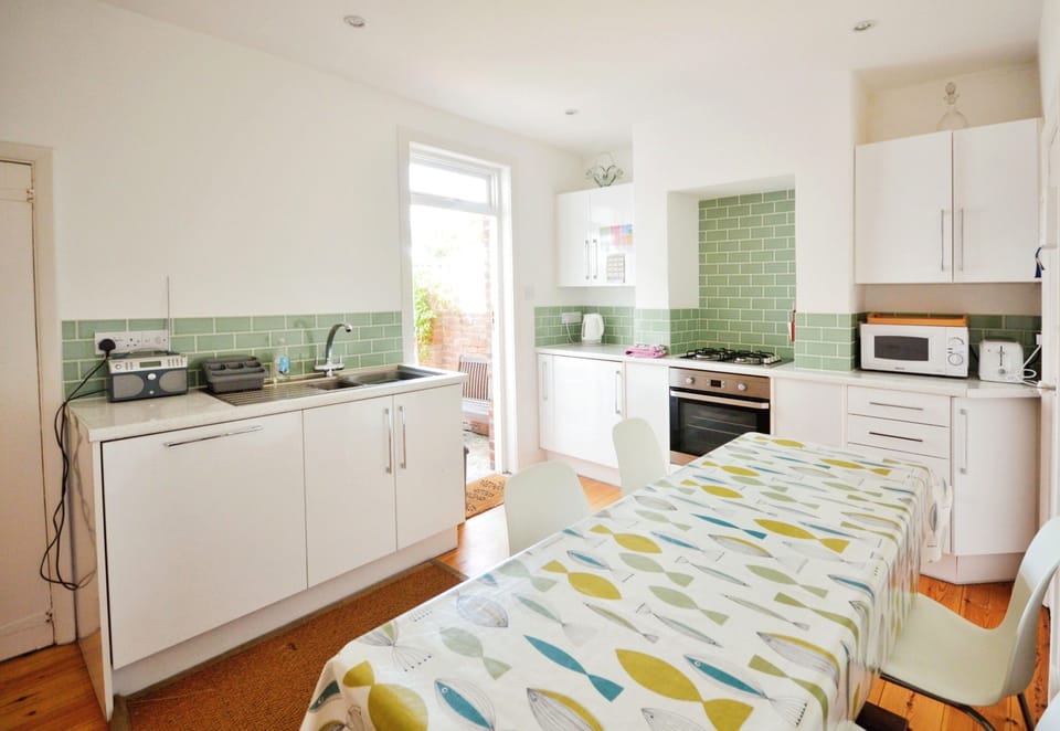 Cottage | Private kitchen | Fridge, oven, stovetop, dishwasher