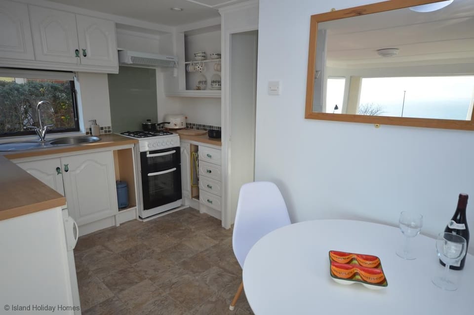 Cottage | Private kitchen | Oven, stovetop, dishwasher, cookware/dishes/utensils