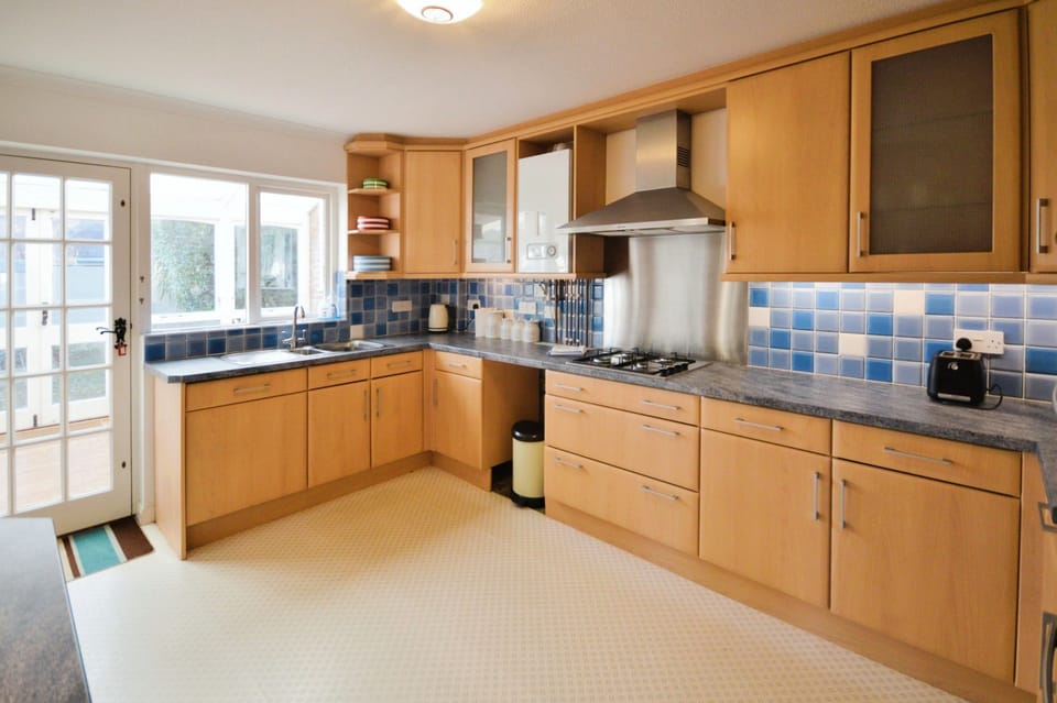 Cottage | Private kitchen | Oven, stovetop, dishwasher, cookware/dishes/utensils