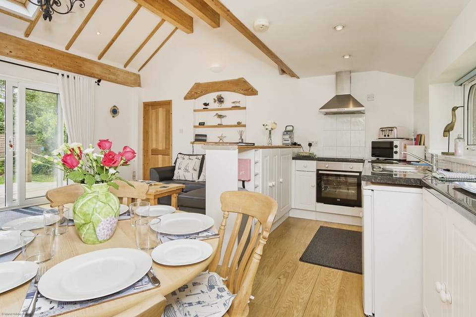 Cottage | Private kitchen | Oven, stovetop, cookware/dishes/utensils