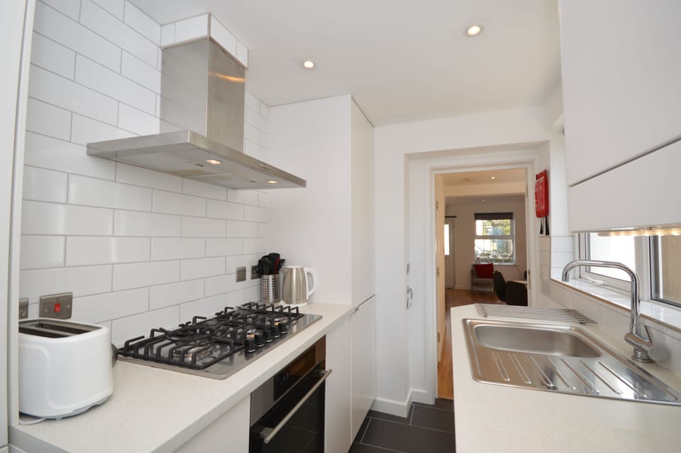 Cottage | Private kitchen | Fridge, microwave, oven, stovetop