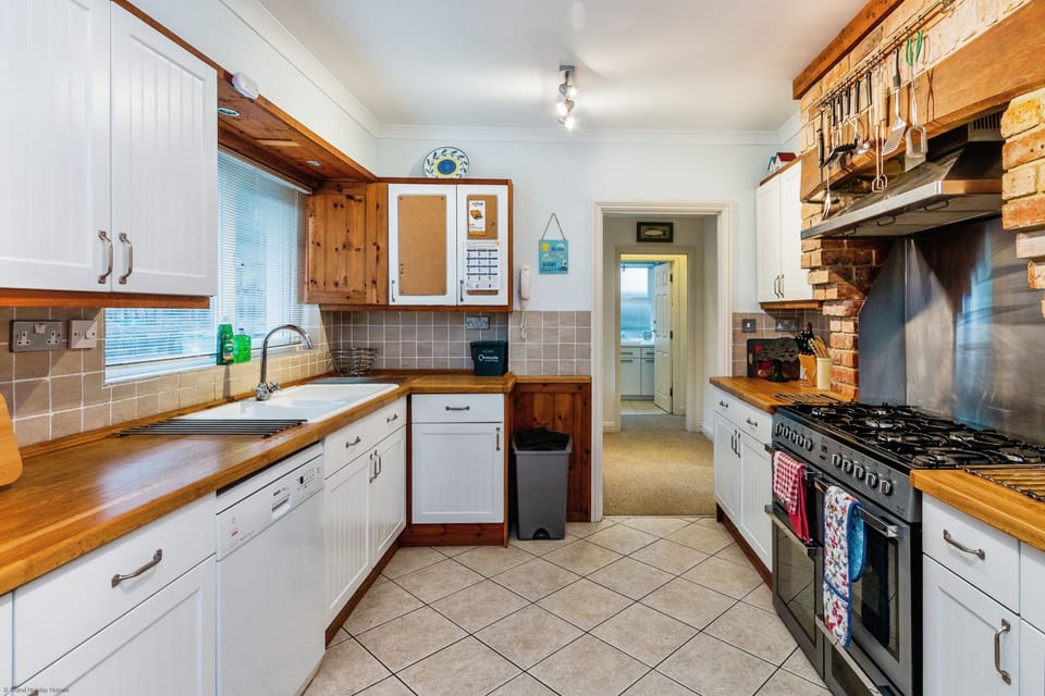 Cottage | Private kitchen | Oven, stovetop, dishwasher, highchair