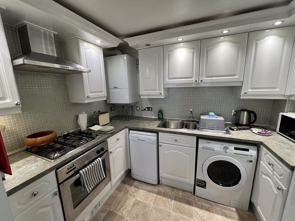 Cottage | Private kitchen | Oven, stovetop, dishwasher, highchair